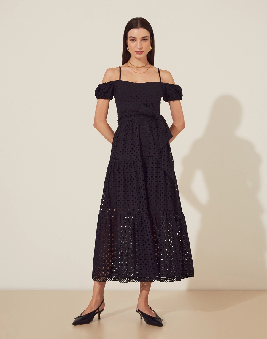 Vestido Midi Grimaud confeccionado em Laise delicada que combina toque macio e frescor. <br/>
Este modelo possui um fechamento com zíper invisível lateral, garantindo um ajuste discreto. <br/>
Com lastex nas costas, proporciona maior conforto e flexibilidade ao vestir. <br/>
O forro de algodão assegura leveza e suavidade ao toque, ideal para dias mais quentes.<br/>