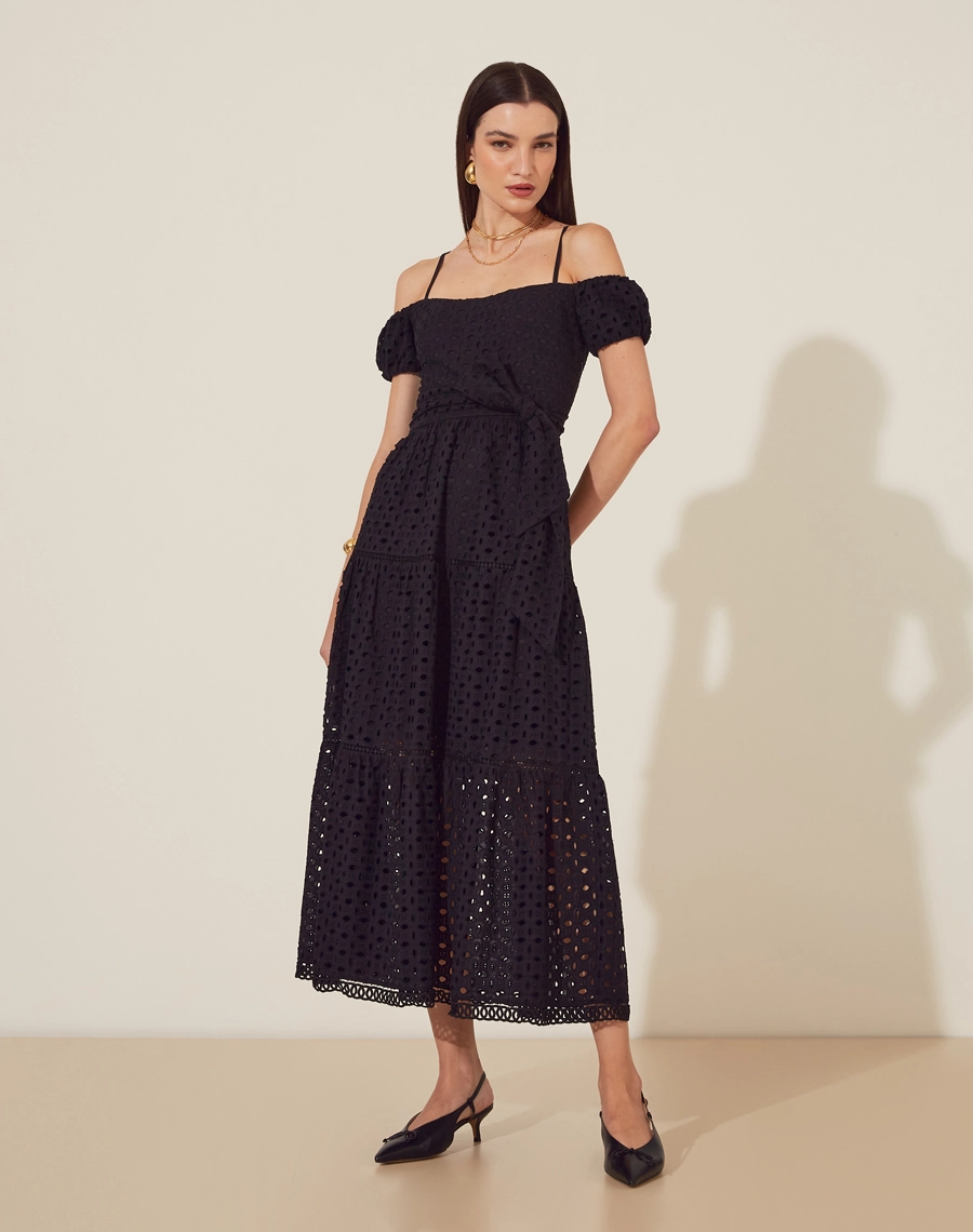 Vestido Midi Grimaud confeccionado em Laise delicada que combina toque macio e frescor. <br/>
Este modelo possui um fechamento com zíper invisível lateral, garantindo um ajuste discreto. <br/>
Com lastex nas costas, proporciona maior conforto e flexibilidade ao vestir. <br/>
O forro de algodão assegura leveza e suavidade ao toque, ideal para dias mais quentes.<br/>