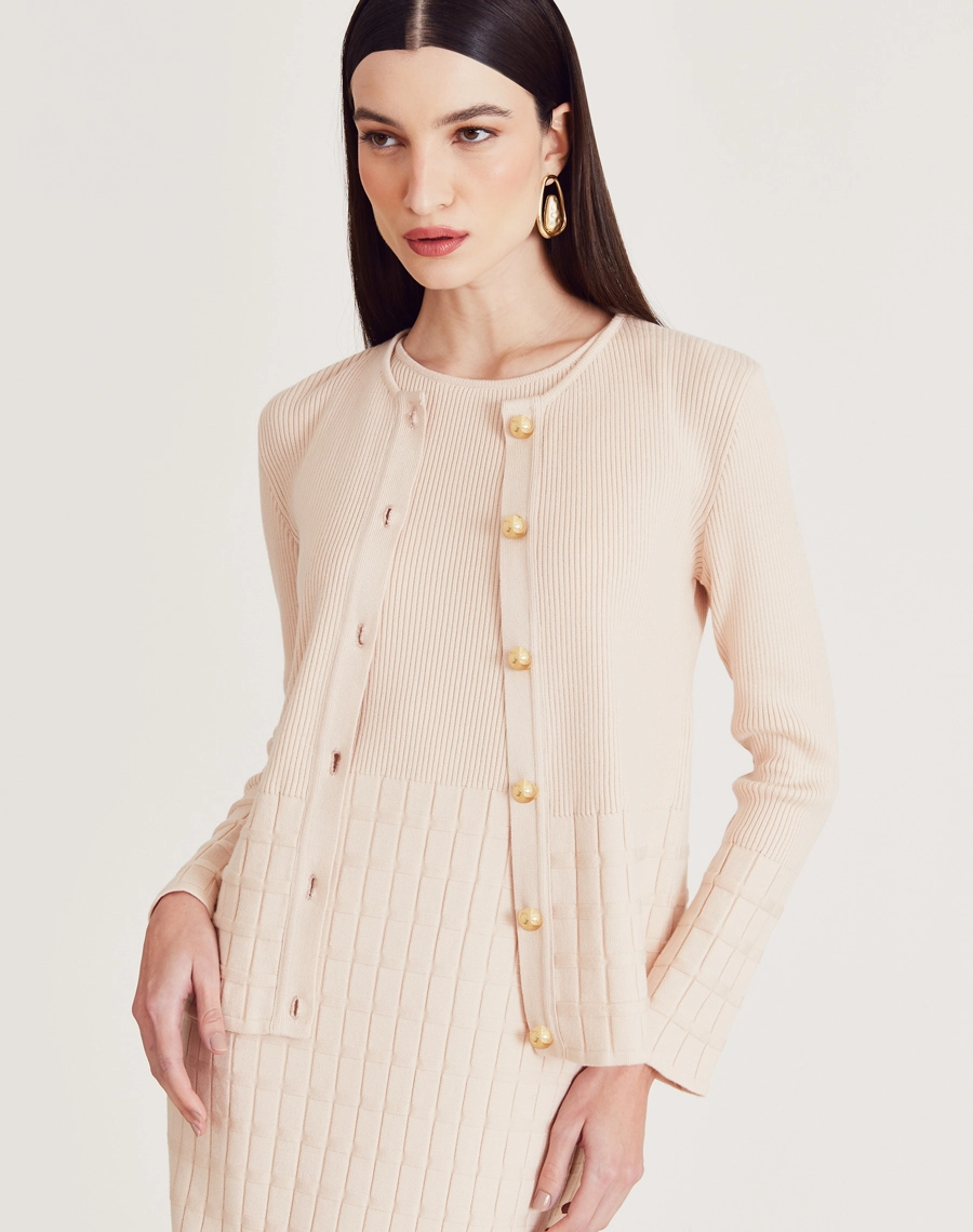 Cardigan Helena em tricot feminino com botões dourados, textura canelada e quadriculada. Elegância e conforto para dias frescos.