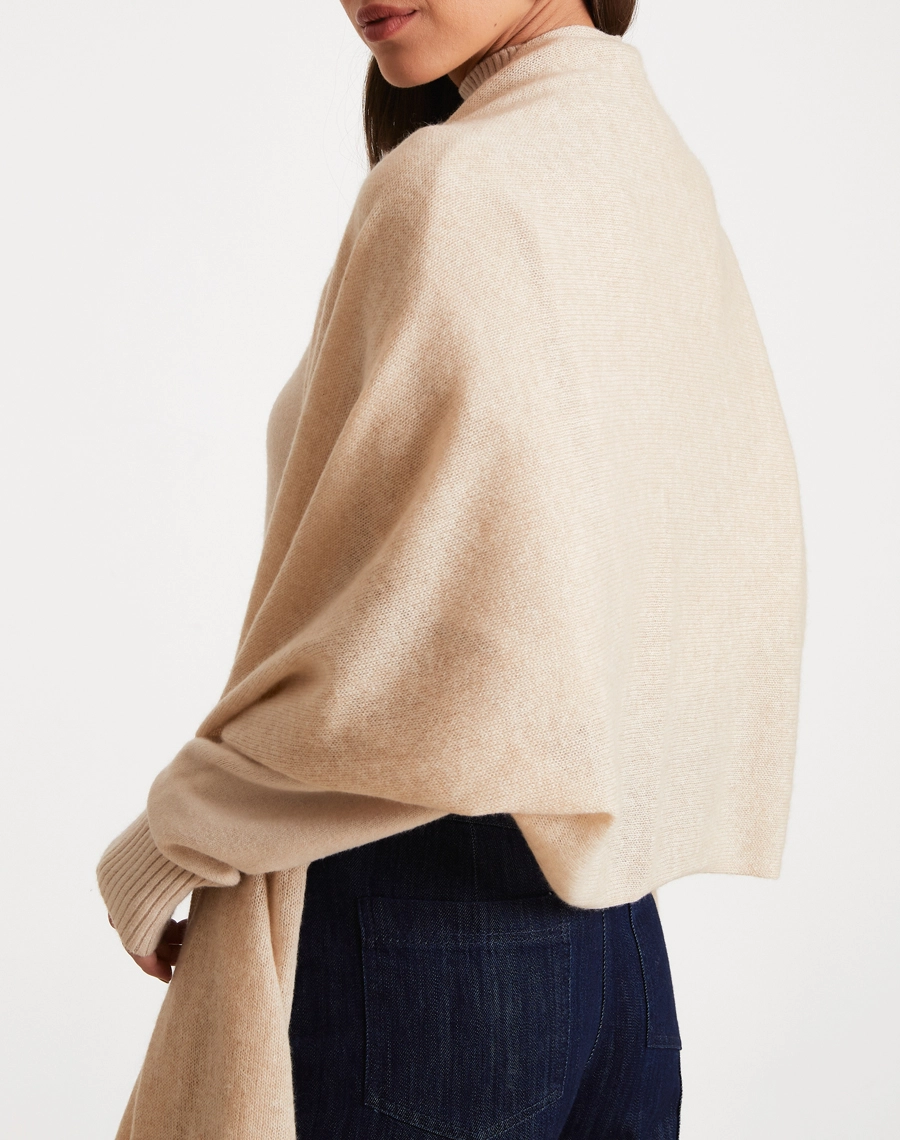 Xale Cashmere confeccionado em lã, tecido natural reconhecido pelo excelente isolamento térmico, respirabilidade e toque aconchegante.