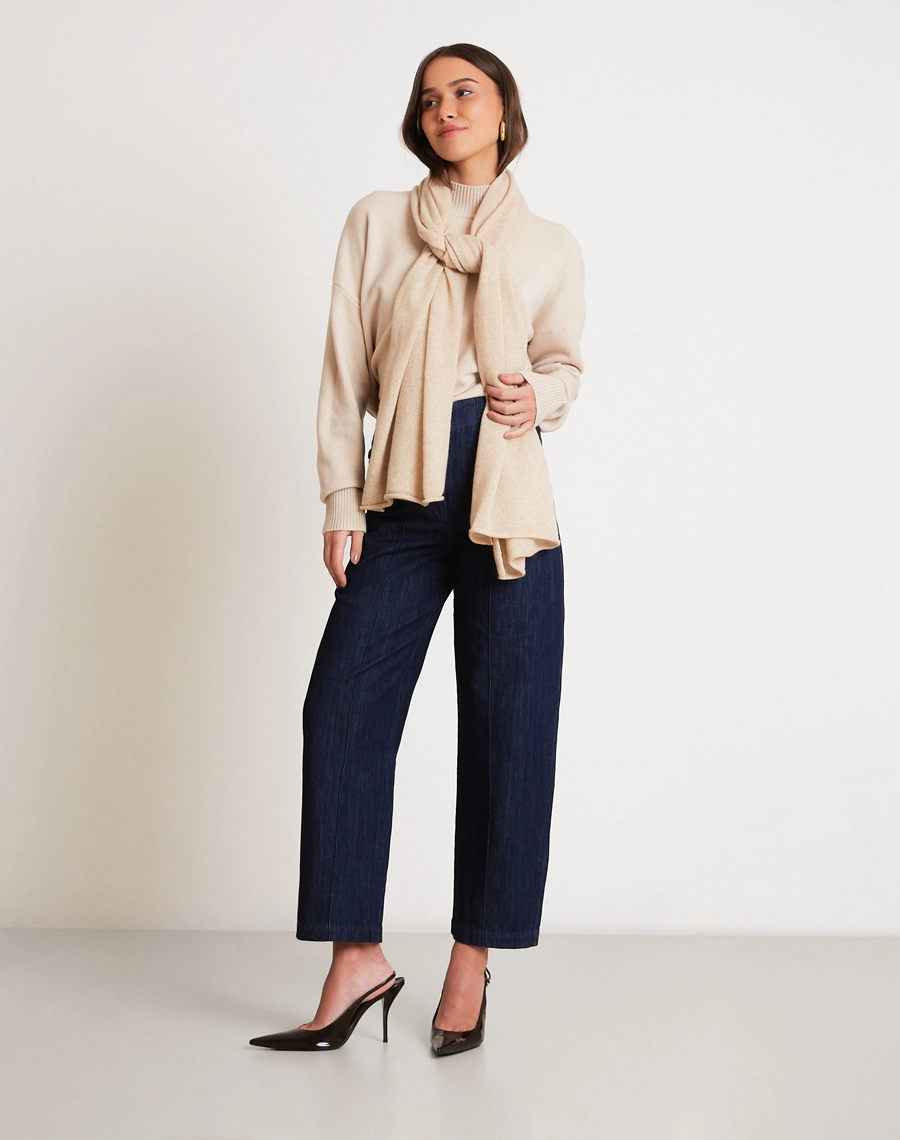 Xale Cashmere confeccionado em lã, tecido natural reconhecido pelo excelente isolamento térmico, respirabilidade e toque aconchegante.