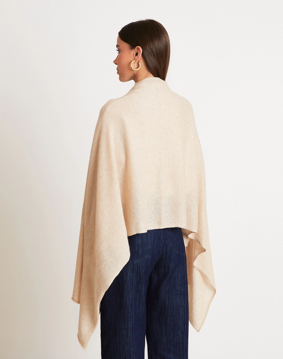 Xale Cashmere confeccionado em lã, tecido natural reconhecido pelo excelente isolamento térmico, respirabilidade e toque aconchegante.