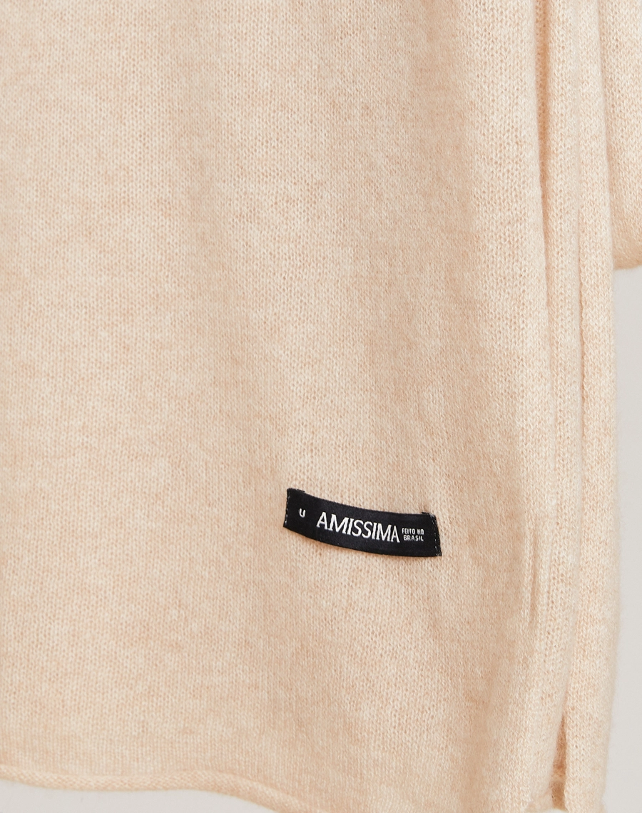 Xale Cashmere confeccionado em lã, tecido natural reconhecido pelo excelente isolamento térmico, respirabilidade e toque aconchegante.