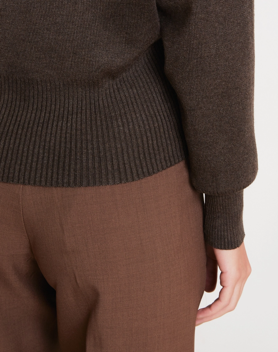A Blusa Kathie é confeccionada em Tricô leve, com toque macio e agradável, proporcionando conforto e ótimo caimento no corpo.