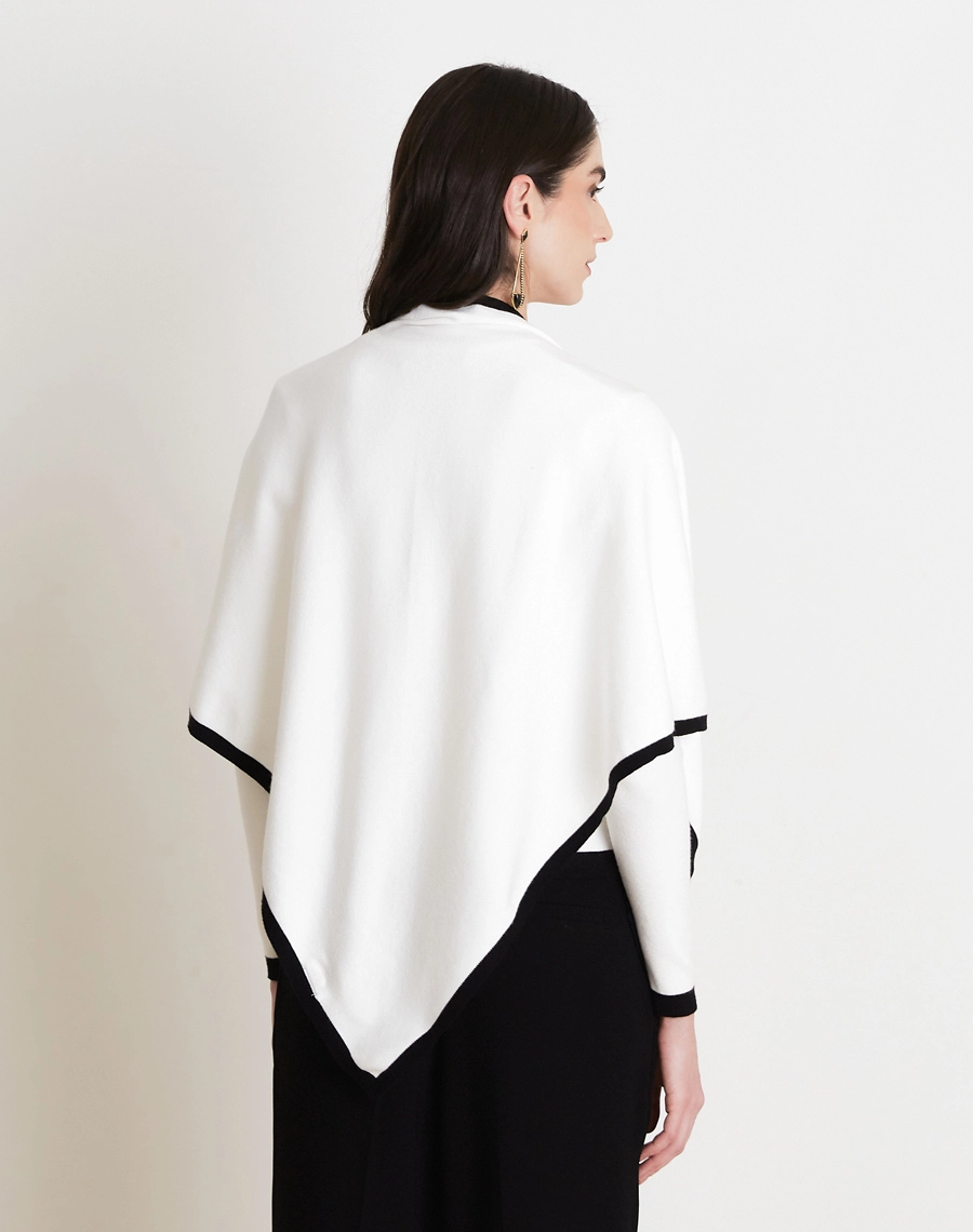 A Blusa Com Xale Coco é confeccionada em tricô, tecido leve, com toque macio e caimento fluido que proporciona conforto e elegância. 