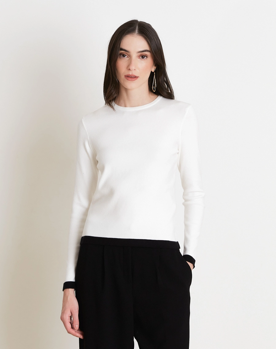 A Blusa Com Xale Coco é confeccionada em tricô, tecido leve, com toque macio e caimento fluido que proporciona conforto e elegância. 