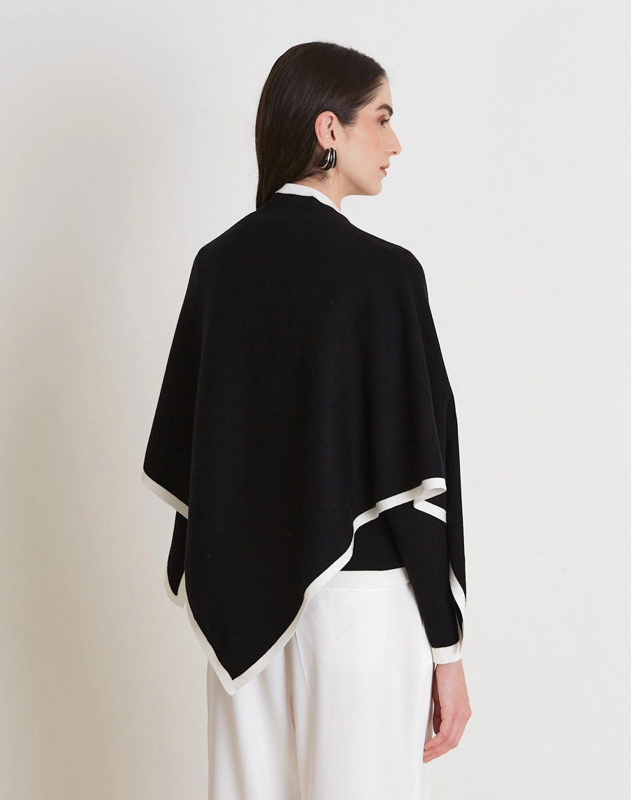 A Blusa Com Xale Coco é confeccionada em tricô, tecido leve, com toque macio e caimento fluido que proporciona conforto e elegância. 