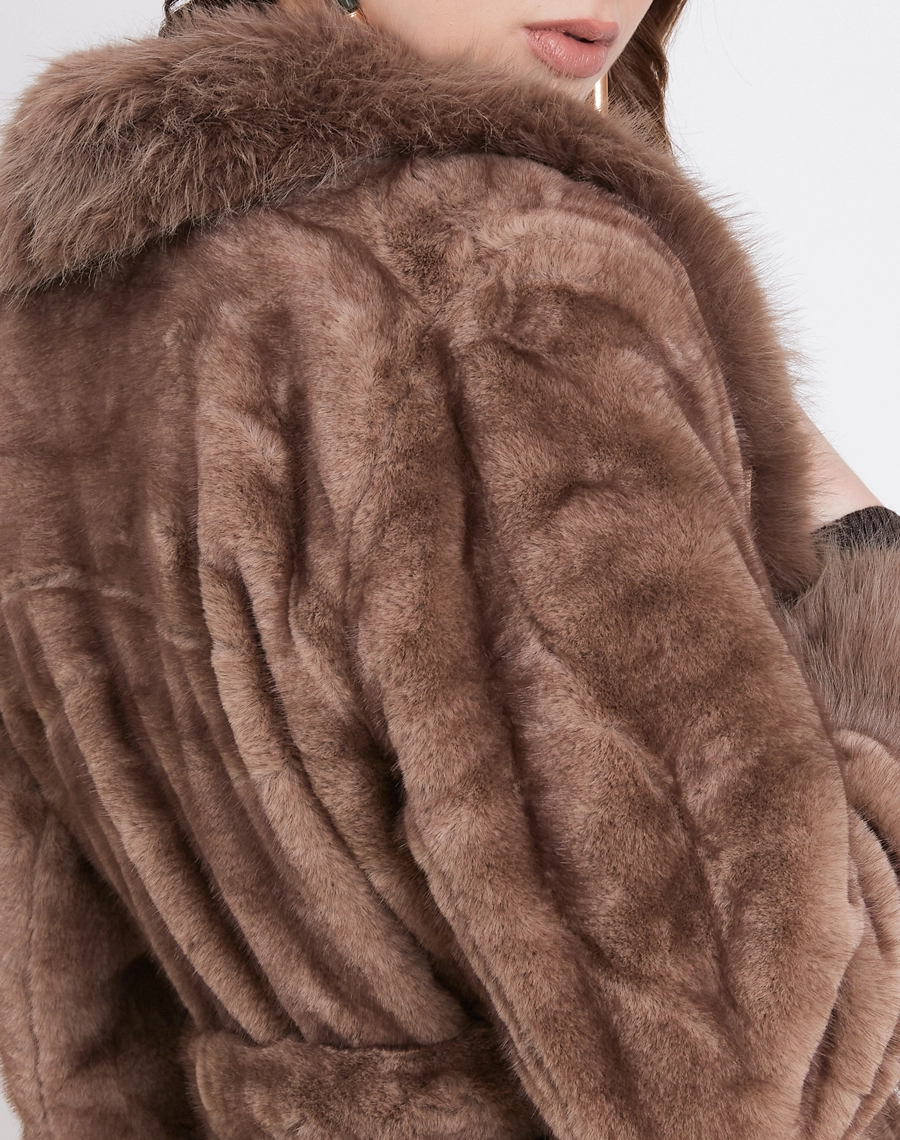 O Casaco Charlotte é confeccionado em tecido de pelo, o modelo apresenta toque extremamente macio e luxuoso, com textura felpuda e volumosa que proporciona máximo conforto térmico e um visual sofisticado.